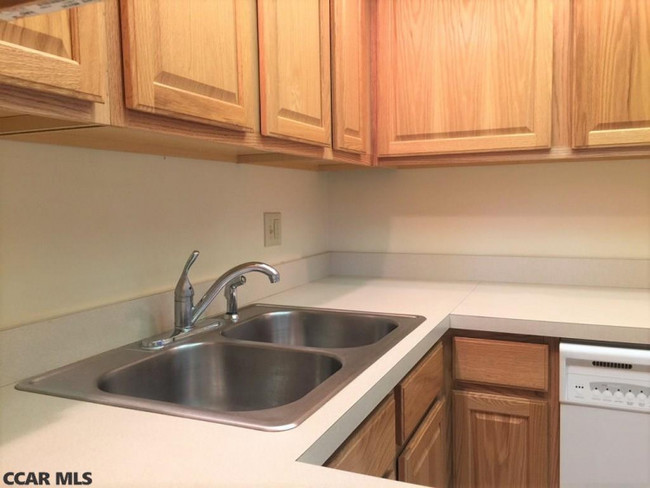 Kitchen sink - 800 Stratford Dr