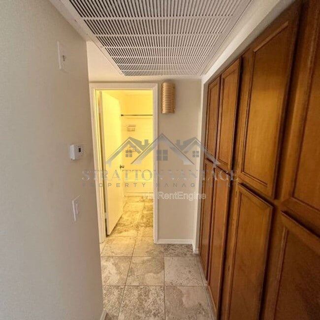 Building Photo - 653 W Guadalupe Rd