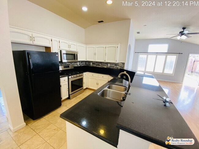 Building Photo - Beautiful Home With Lots of Upgrades