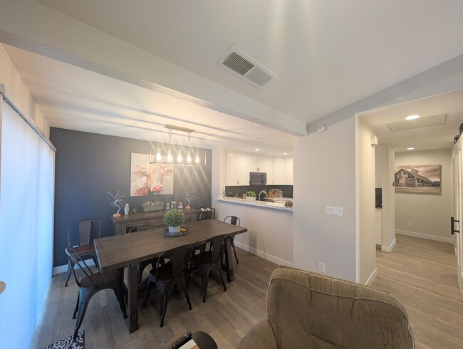 Building Photo - Beautifully Renovated Condo in Rancho Bernardo!
