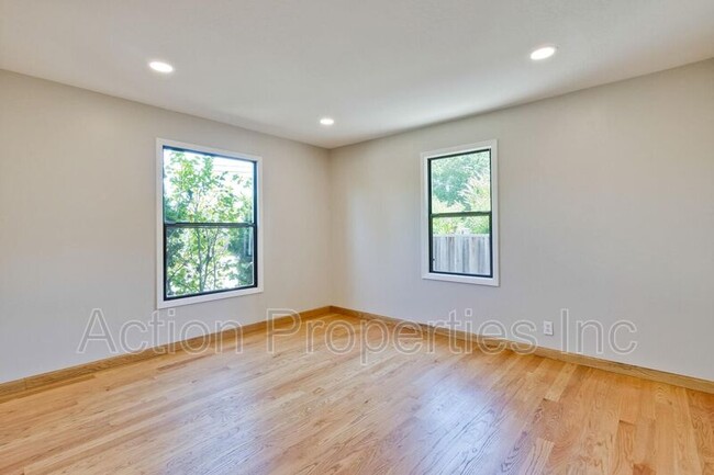 Building Photo - 119 Sherland Ave