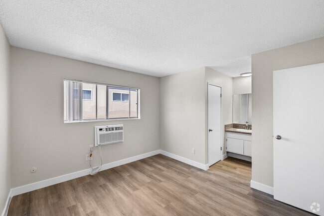 1 habitación, 1 baño - 600 pies cuadrados - Dormitorio - Collins Condominiums