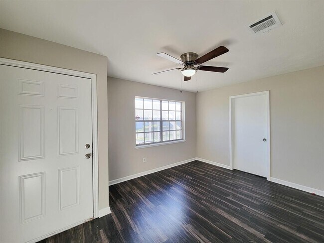 Foto del edificio - 4119 Holloway Dr