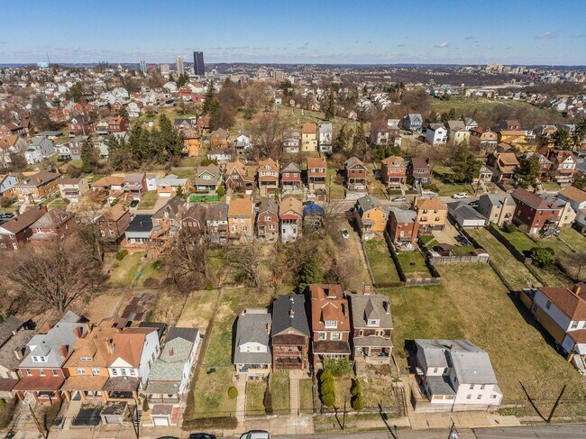 Building Photo - 170 Ormsby Ave