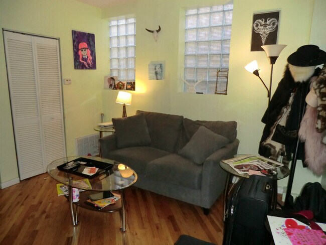 Foto del edificio - 2035 N Western Ave