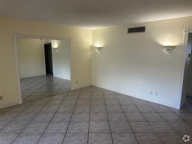 Building Photo - 1152 NW 30th Ct