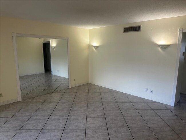 Building Photo - 1152 NW 30th Ct
