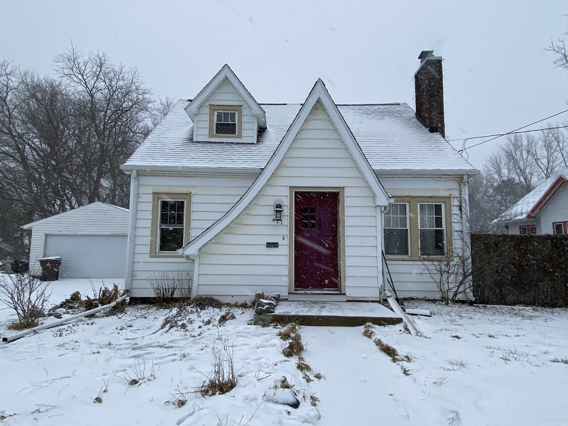 Primary Photo - 421 E Ash St