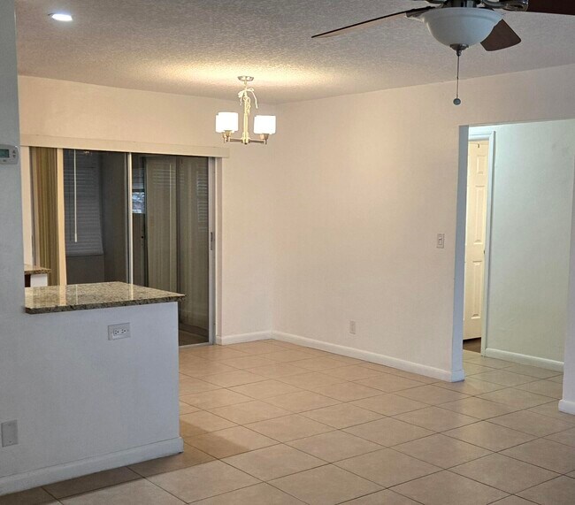 Foto del edificio - 114 Leisureville Blvd