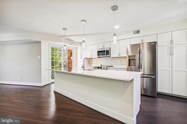Foto del edificio - 4427 MacArthur Blvd NW