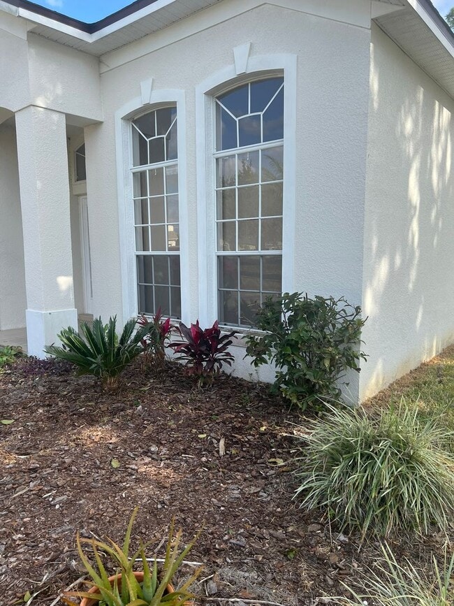 Foto del edificio - Water view 4/2 home in gated Spring Glen Community-Move-In Ready- 2 Car Garage- Debary!