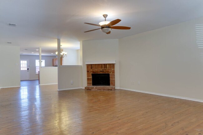 Foto del edificio - 9016 Garden Springs Dr