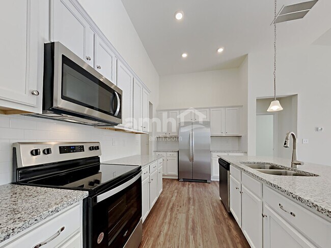 Building Photo - 5250 Valley Dr