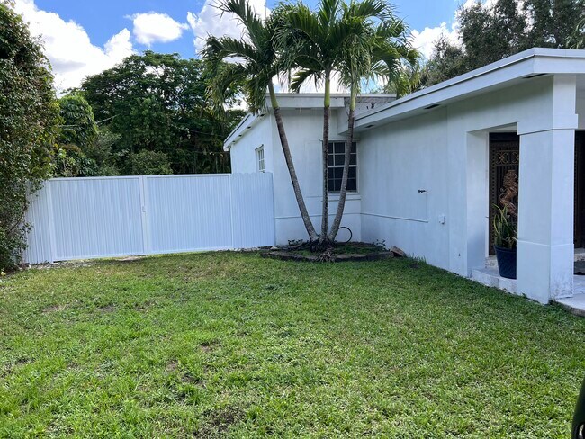 Building Photo - 6550 SW 53rd Ter