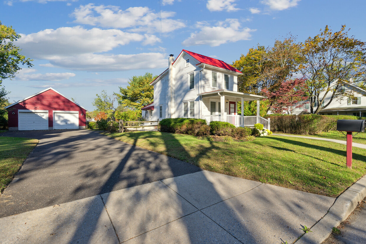 Private Driveway with 2 car garage - 61 Pleasant St