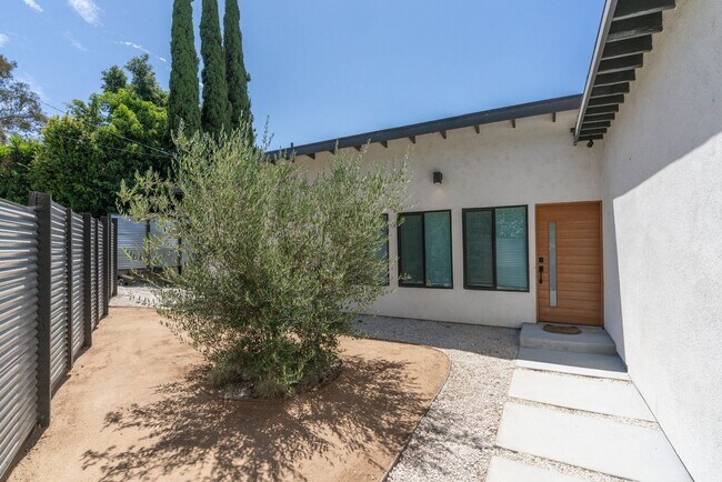 Building Photo - Stunning Views from Silver Lake Hillside Home for Rent with Spectacular Views