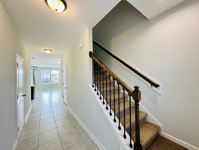 Foto del edificio - Spacious End Unit with Garage & Loft. Community features High End Amenities!