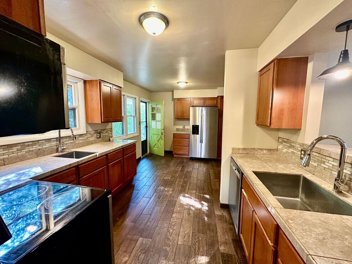 Primary Photo - SPACIOUS HOME IN DESIRABLE HOT SPRINGS, 1....