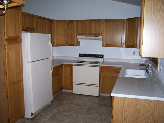 Foto del edificio - Spacious 3 Bed 2 Bath Fort Collins Home with Sunroom and Fenced Yard