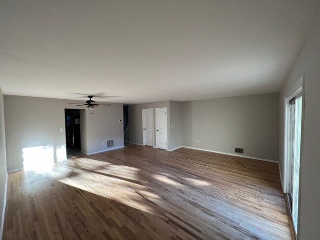 Building Photo - 121 Buttonwood Dr