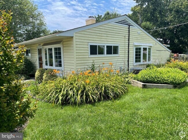 Building Photo - 2409 Woodcroft Rd