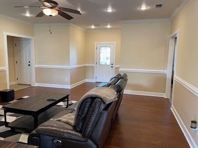 Building Photo - Charming 3-Bedroom Home in Northlake Subdi...