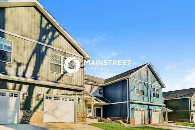 Building Photo - 3 Bedroom Pet-Friendly Home in Jeffersonville, IN with Main Street Renewal