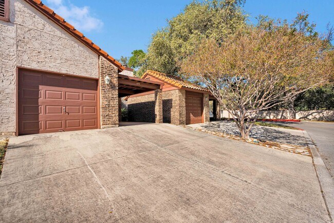 Building Photo - Townhome for Rent near 281 & Brookhollow