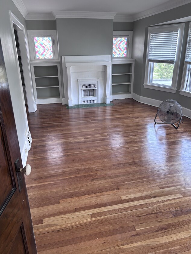 Primary Photo - 1304 W 106th St