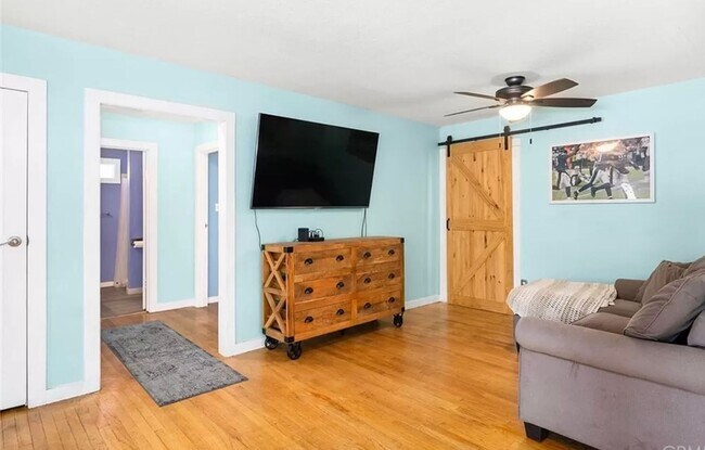 Foto del edificio - Charming 3-Bedroom Downtown Home with Back...