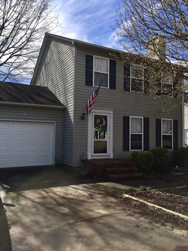 Primary Photo - 3 bedroom with garage, great Simpsonville ...