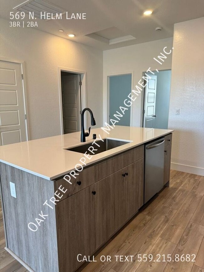 Foto del edificio - 569 N Helm Ln