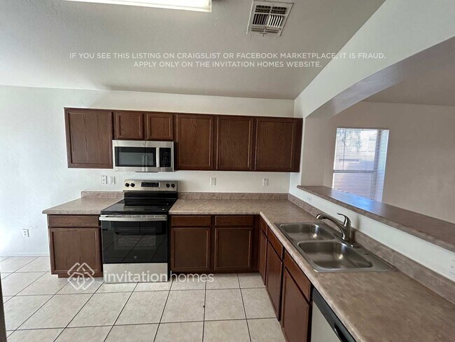 Building Photo - 5903 S 32nd Ln
