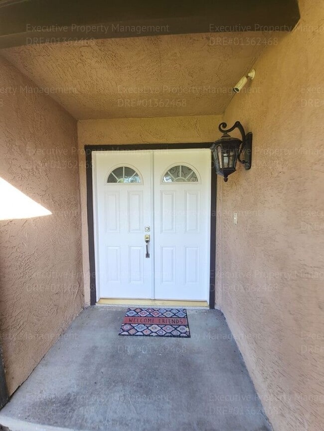 Building Photo - 3 bedroom/ 1.75 bathroom located in southw...
