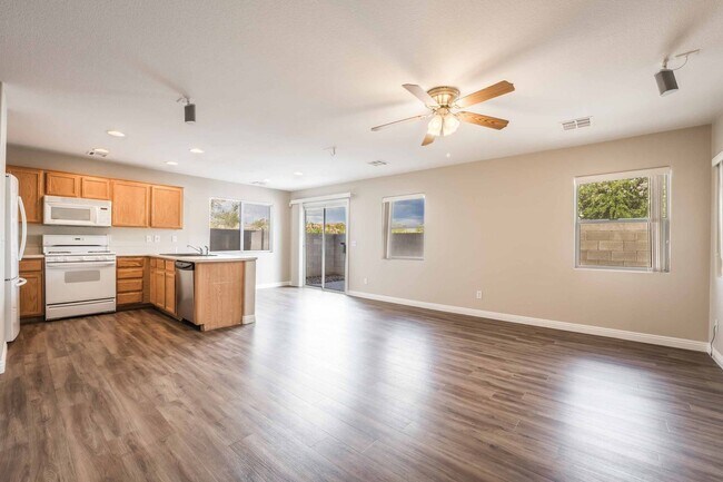Foto del edificio - 3 BEDROOM HOUSE WITH OPEN FLOOR PLAN !!