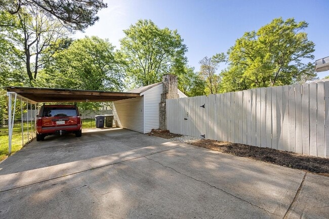 Building Photo - 108 S St Marks Ave