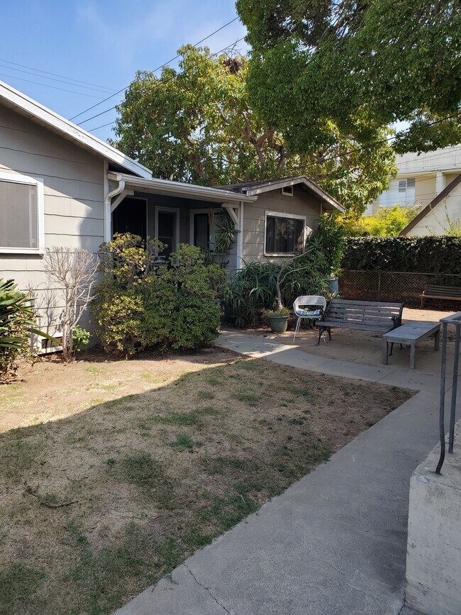 Apt. E Left side of duplex - 1925 Euclid St