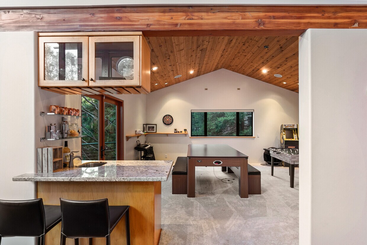 Foto principal - 23876 Lakeview Dr