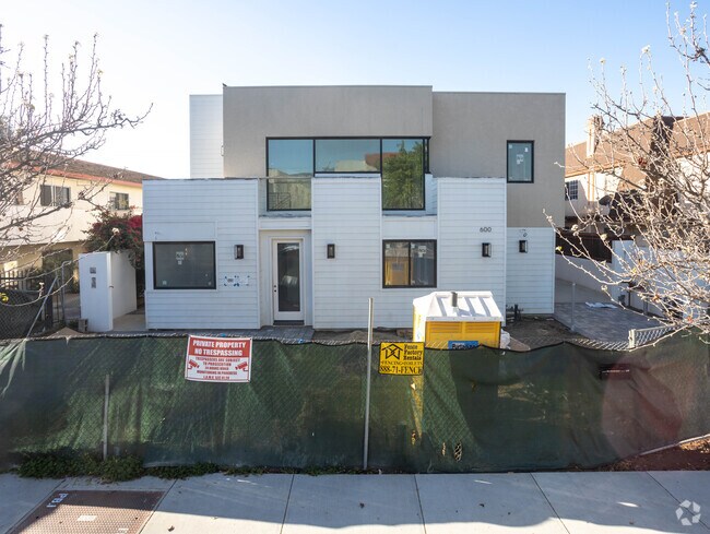 Building Photo - 600 W Wilson Ave