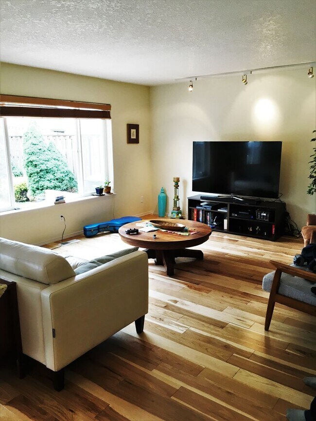 Building Photo - 3 Bedroom plus Den! Jackson School Neighbo...