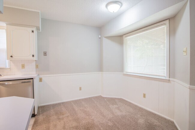 Building Photo - Great 3 bedroom 1.5 bathroom house!