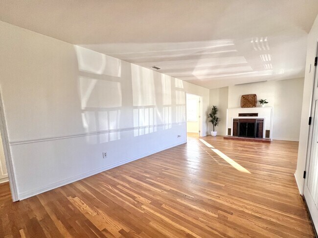 Foto del edificio - 6165 Blain Pl