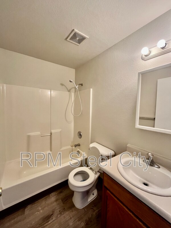 Building Photo - 1715 Oakshire Ln