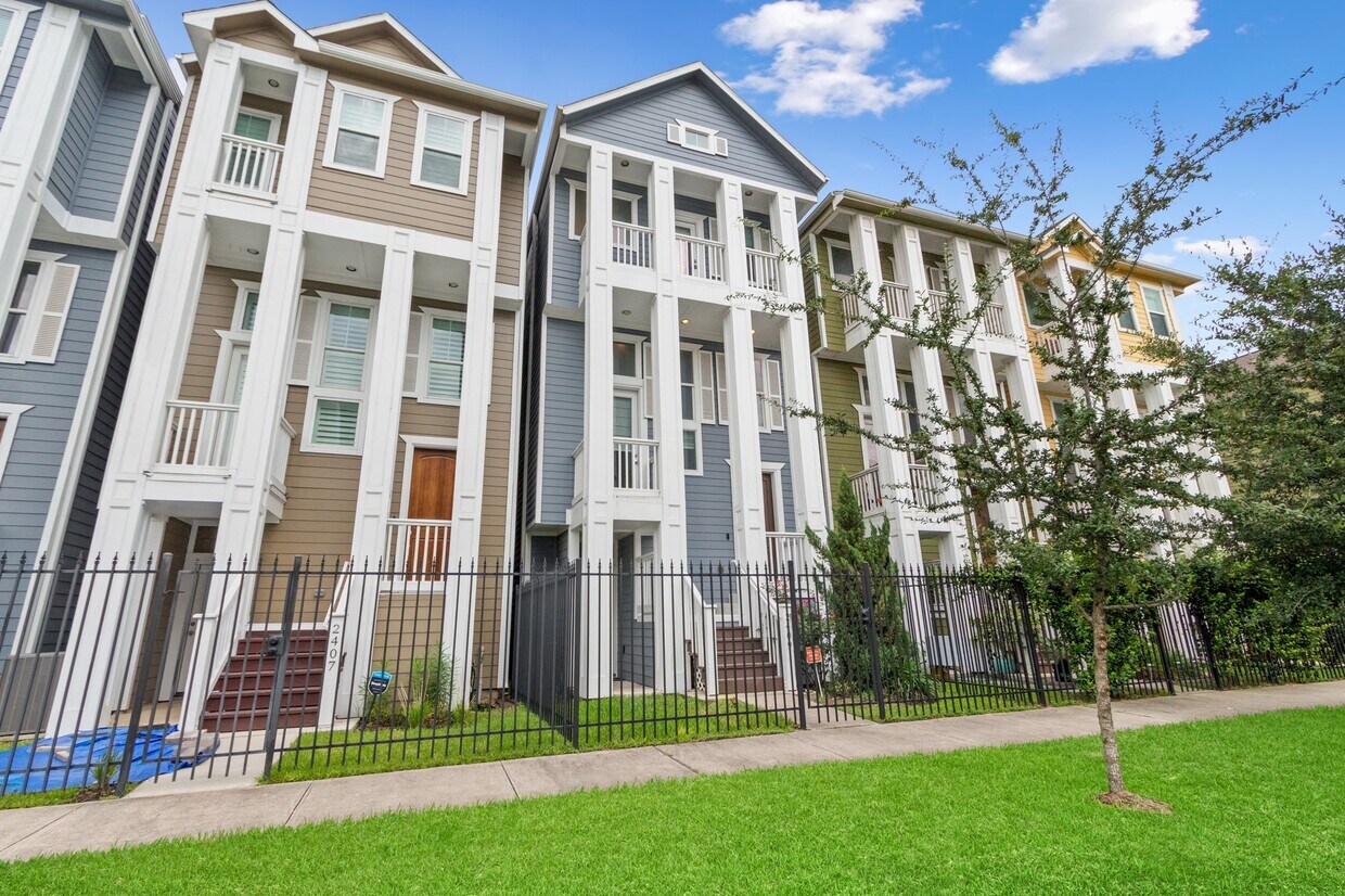 Foto principal - 2409 Lawrence St