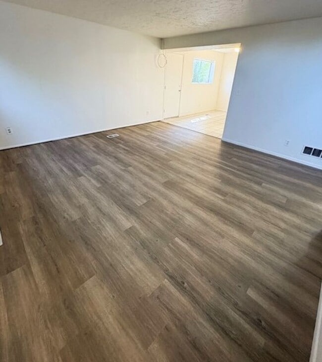 Foto del edificio - 3 Bedroom Townhome in Sandy!