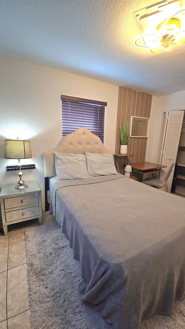 Building Photo - 1085 NW 24th St