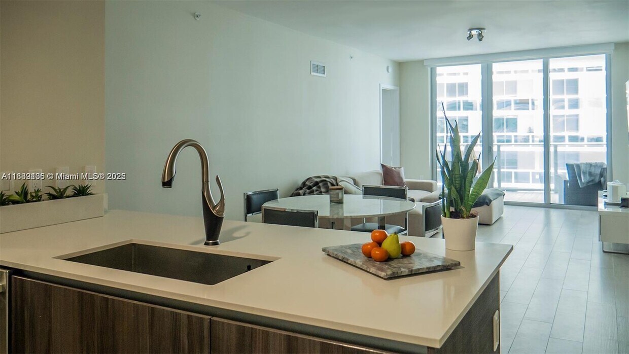 Foto principal - 488 NE 18th St