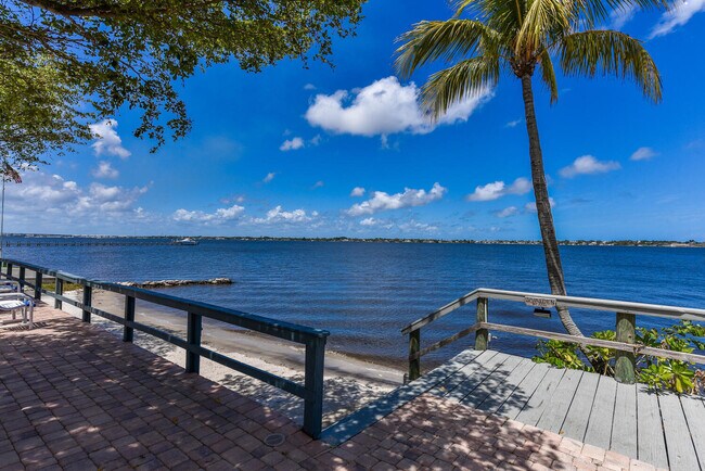 Foto del edificio - 175 SE St Lucie Blvd