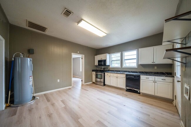 Building Photo - 807 Walnut St