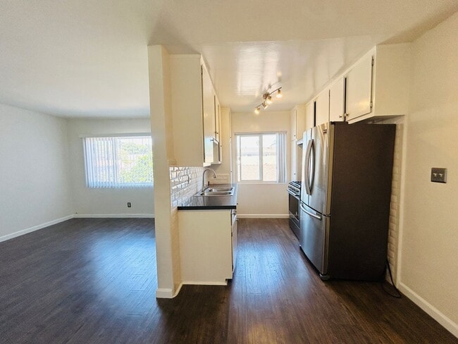 Building Photo - 539 E Hyde Park Pl